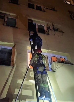 KPP Oświęcim. Policjant i strażak na drabinie