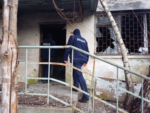 Dwóch policjantów wchodzi do pustostanu