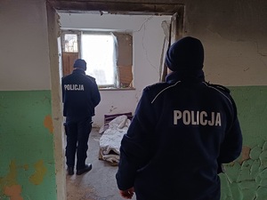 Policjanci są w jednym z pomieszczeń w pustostanie