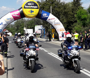 fotografia przedstawiająca policjantów Wydziału Ruchu Drogowego Komendy Wojewódzkiej Policji w Krakowie na trasie wyścigu kolarskiego