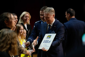 I Małopolski Wicekurator Oświaty wręcza zwycięzcom dyplom