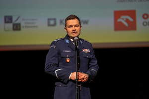 I Zastępca Komendanta Wojewódzkiego Policji w Krakowie przemawia na scenie