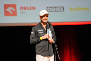 Kajetan Kajetanowicz przemawia na gali wręczenia nagrów w odblaskowej szkole