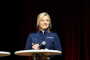Policjantka z mikrofonem przed przemową