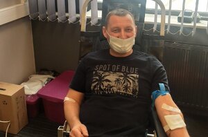 Funkcjonariusz policji oddający krew