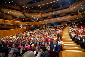 Siedząca publiczność w sali w centrum kongresowym ICE