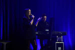 Spiewająca na scenie kobieta