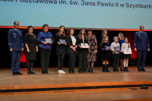 uczniowie, nauczyciele z nagrodami wraz z policjantami