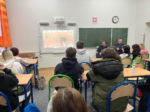 ucziowie klasy oglądający przykładowy film obrazujący test sprawnościowy do policji