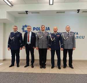 policjanci na tle napisu