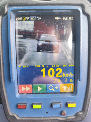 zdjęcie policyjnego miernika prędkości z pojazdem poruszającym sie 102 kilometry na godzinę