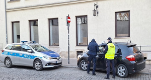 Kontrola pojazdu przeprowadzona przez  krakowskich policjantów oraz funkcjonariuszy Straży Miejskiej w obszarze strefy ograniczonego ruchu w centrum Krakowa