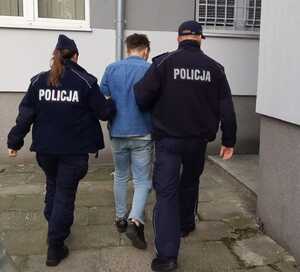 policjanci prowadzą zatrzymanego  sprawcę kradziezy u jubilerów