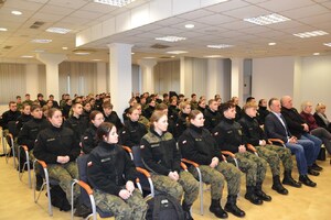 1. grupa uczniów i nauczycieli w sali konferencyjnej