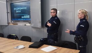 policjanci prowadzacy zajęcia edukacyjne dla seniorów