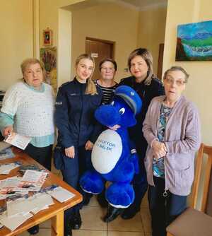 seniorki z policjantkami