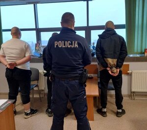 policjant z zatrzymanymi nieletnimi