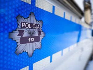 napis policja na radiowozie