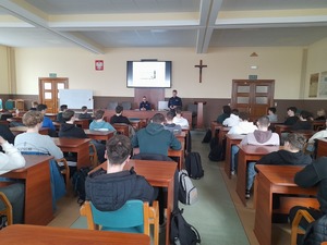 KPP Oświęcim. Spotkanie z maturzystami z Zespołu szkół salezjańskich  uczniowie siedzą w ławkach przy tablicach multimedialnych przedstawiciele policji