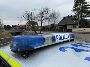 policyjny kogut, w tle ulice Myślenic