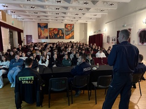 inspektor Maciej Rymar podczas spotkania z młodzieżą