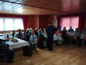 POLICJANCI Z SENIORAMI W REMIZIE