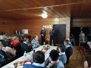 POLICJANCI Z SENIORAMI W SALI