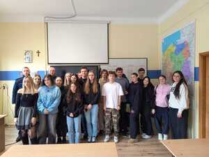 Policjanci oraz uczniowie podczas prelekcji - zdjęcie grupowe