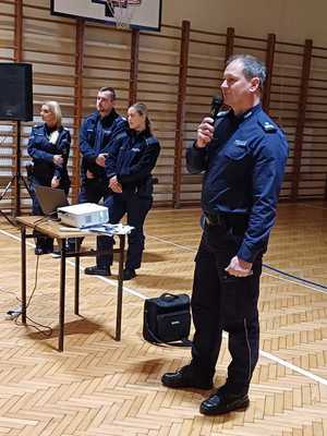 KPP Oświęcim. Spotkanie Komendantów i policjantów z Kęt z maturzystami z zespołu szkół nr 9 w Kętach (1)