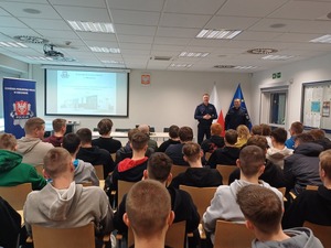 kierownictwo miechowskiej komendy podczas spotkania z młodzieżą