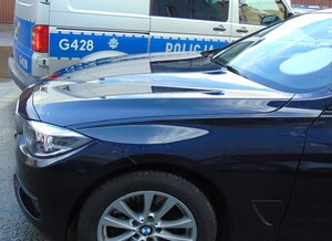 Radiowóz nieoznakowany Speed przy radiowozie oznakowanym