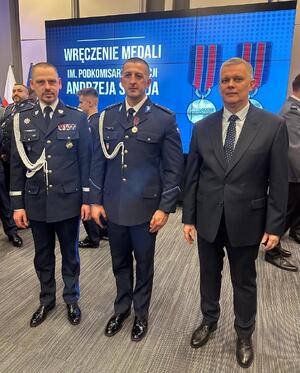 odznaczony policjant na wspólnym zdjęciu z komendantem Boroniem oraz ministrm mswia