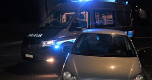 KPP Oświęcim. Kontrola drogowa w nocy samochd osobowy w tle radiowóz