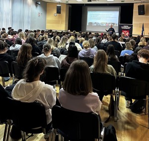 spotkanie na auli z uczniami