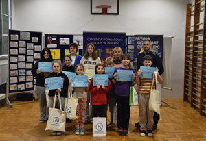 Zdjęcie grupowe. Policjant, dyrekcja oraz uczniowie