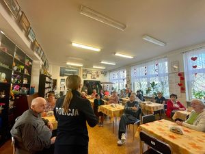 policjantka podczas prelekcji