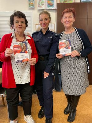 policjantka z seniorkami