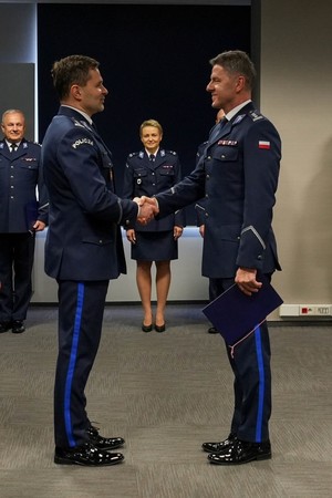 insp Kubiak zastępca komendnata wojewódzkiego Policji w Krakowie składa gratulacje policjantowi