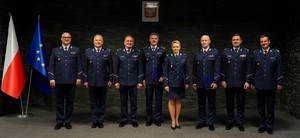 zdjęcie zbiorowe kierownictwa komendy wojewódzkiej policji w krakowie oraz nowomianaowanych policjantów