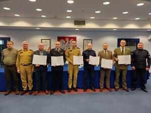 Przedstawiciele służb i instytucji powiatu gorlickiego stoja z podpisaneym apelem