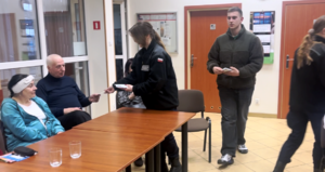 seniorzy podczas spotkania otrzymują ulotki informacyjne
