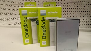 dwa opakowania z maszynkami do golenia oraz jedno pudełko z perfumami. zdjęcie poglądowe