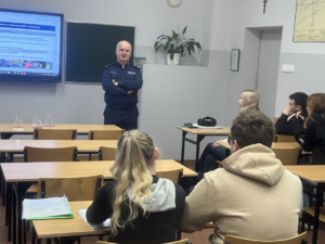 1 Komendant Komisariatu VI podczas spotkania z młodzieżą w sali lekcyjnej