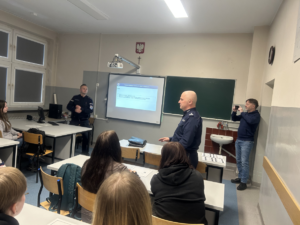 2 komendant omawia z uczniami zasady przyjmowania do policji