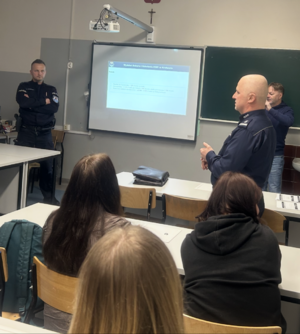 spotkanie z młodzieżą promujące zawód policjanta