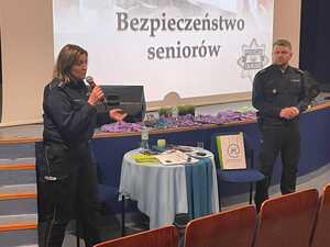 Policjanci podczas  spotkania z seniorami