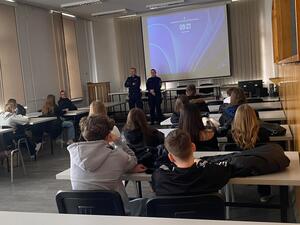 3. Dzielnicowi podczas prelekcji w świetlicy komisariatu