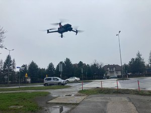 Dron nad ruchem ulicznym