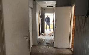 Dzielnicowy prowadzi kontrolę pustostanu.