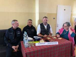 Dwaj policjanci ruchu drogowego wraz z pozostałymi członkami komisjii